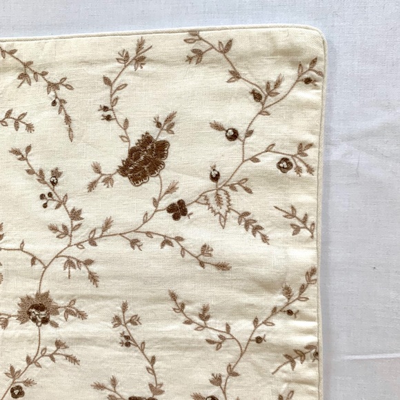 2)26” x 26” & 1)18” x 18” Cream linen pillow cases - Picture 5 of 7